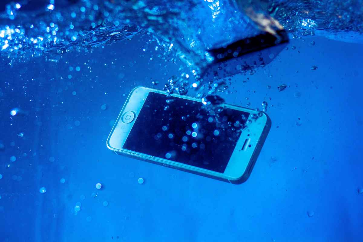Smartphone in acqua, c'è solo da una cosa da fare subito