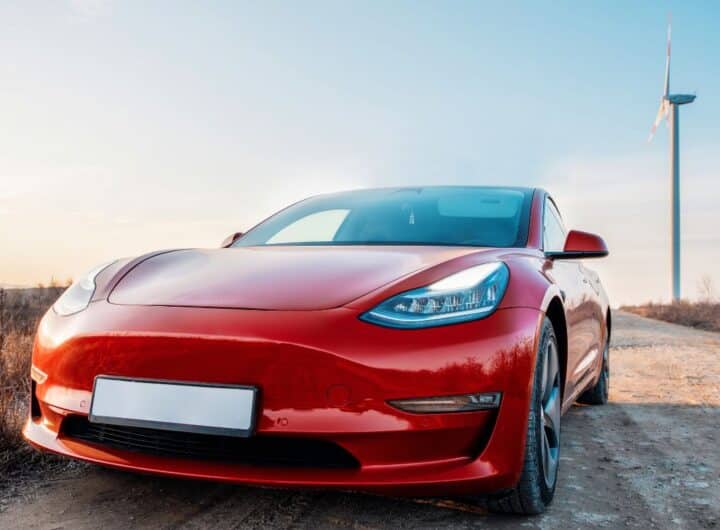 Tesla, arriva Grok
