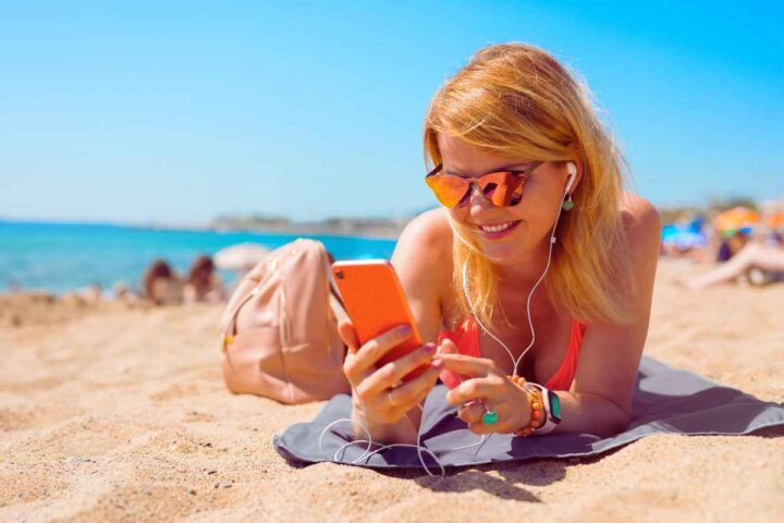 Se porti il cellulare in spiaggia rischi grosso
