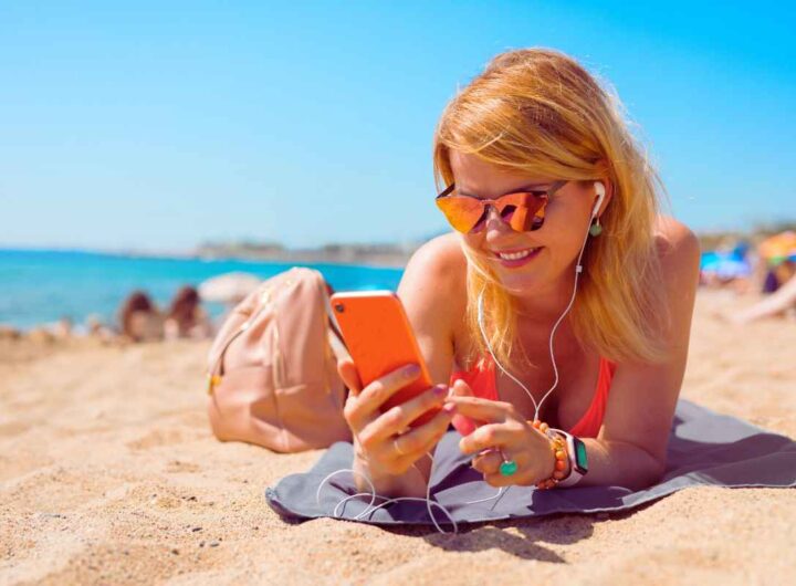 Se porti il cellulare in spiaggia rischi grosso