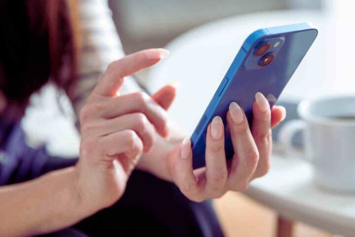 Macchia nera appare sullo smartphone e in poche ore