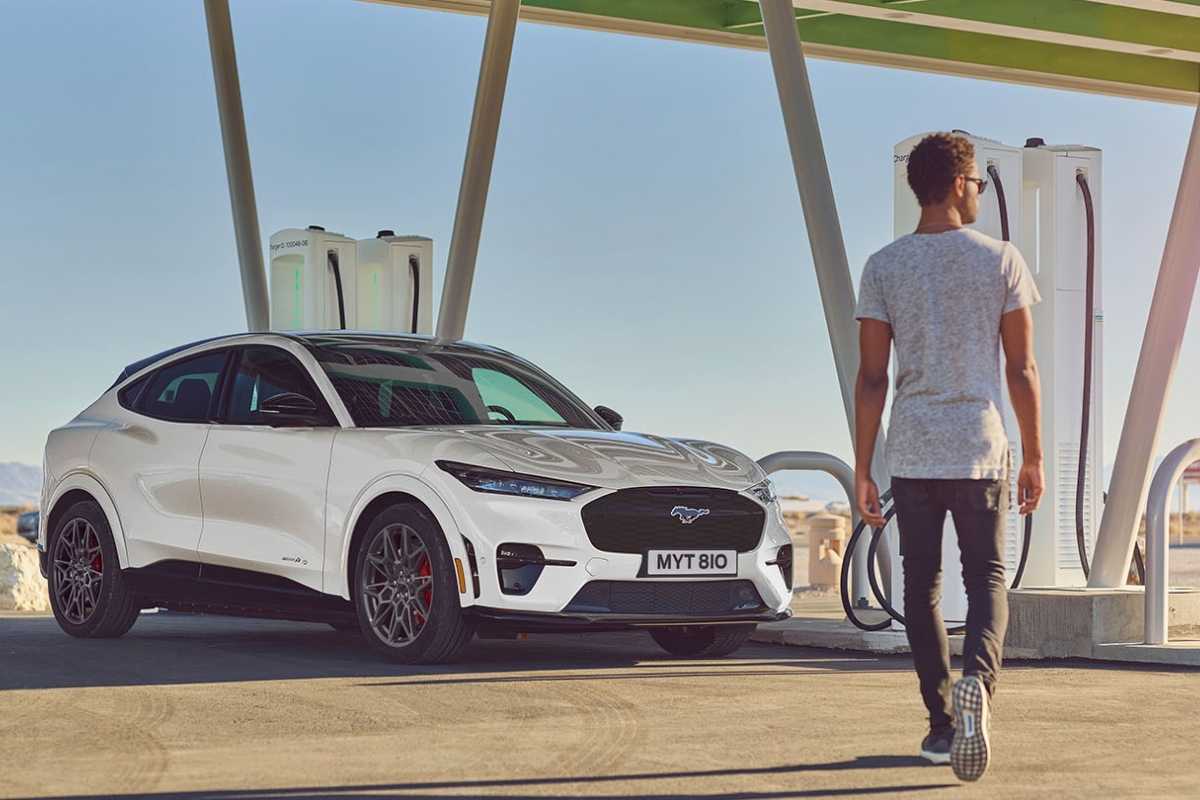 Le 5 auto più vicine alla guida autonoma che puoi comprare oggi