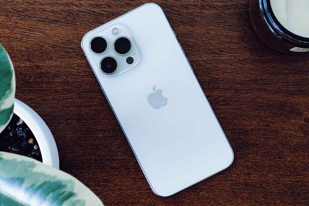 A cosa serve il piccolo foro vicino alla fotocamera dell'iPhone?