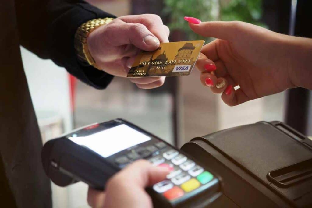 Truffa del Bancomat colpisce tutte le carte: conto svuotato in pochi istanti, c'è una nuova tecnica