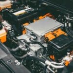 Sostituire la batteria dell'auto elettrica da soli? 3 ragioni per cui è una pessima idea