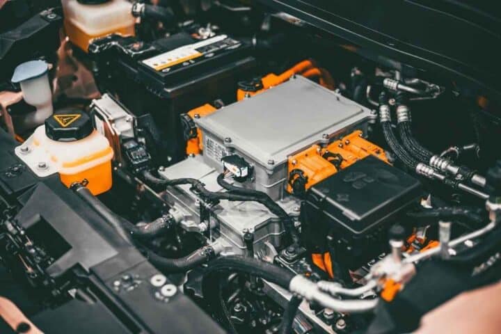 Sostituire la batteria dell'auto elettrica da soli? 3 ragioni per cui è una pessima idea