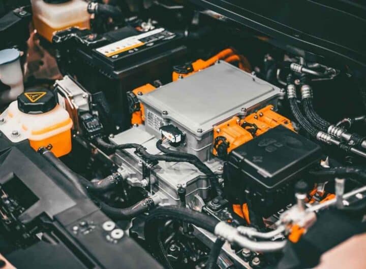 Sostituire la batteria dell'auto elettrica da soli? 3 ragioni per cui è una pessima idea