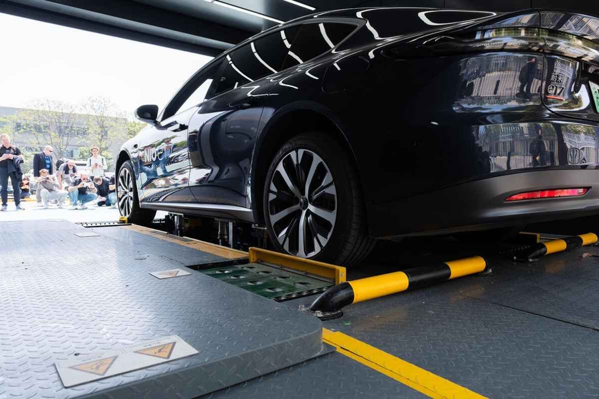 Sostituire la batteria dell'auto elettrica da soli? 3 ragioni per cui è una pessima idea