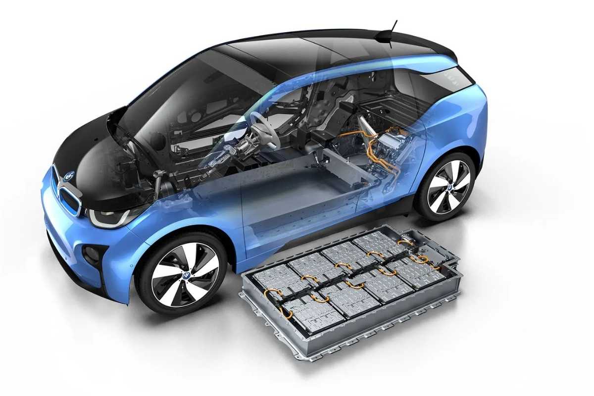 Sostituire la batteria dell'auto elettrica da soli? 3 ragioni per cui è una pessima idea