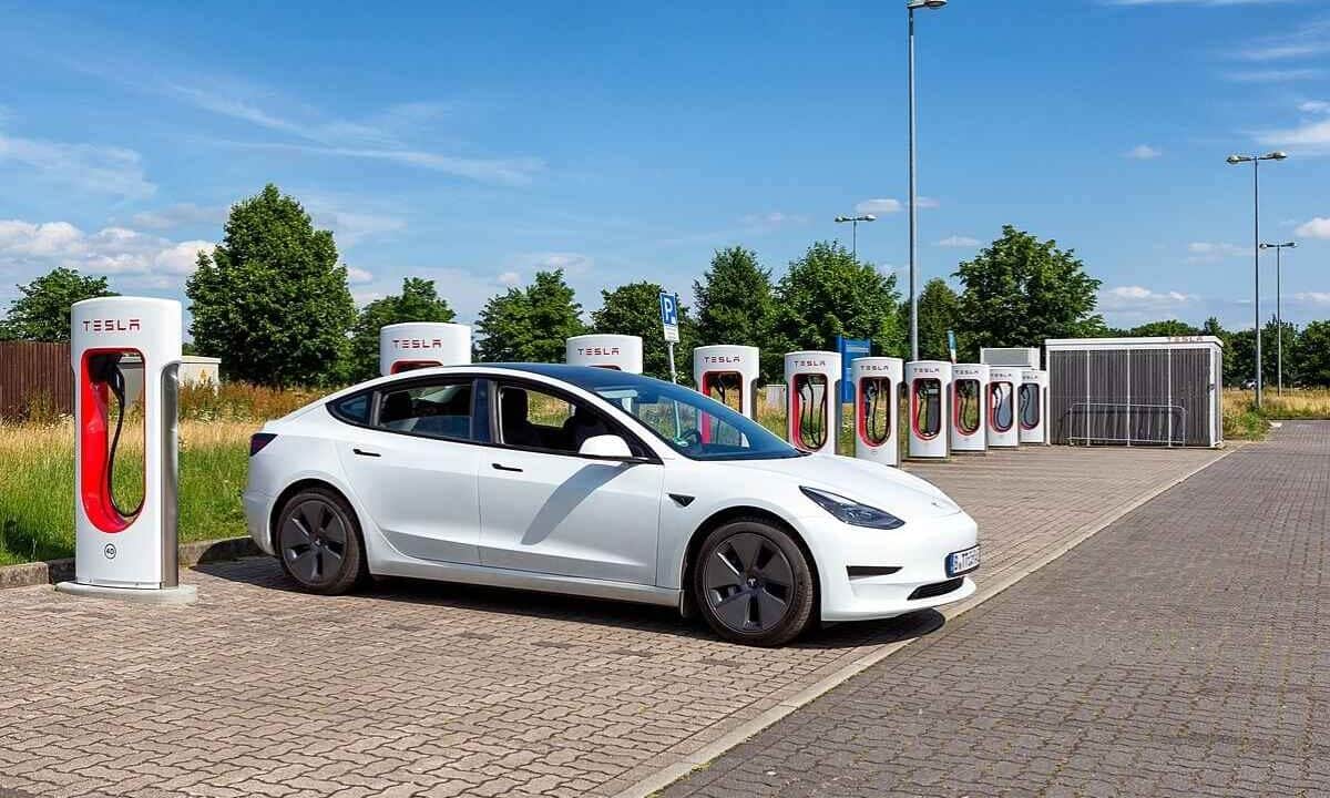 Per quanto tempo si può lasciare una Tesla parcheggiata senza caricarla?