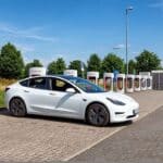 Per quanto tempo si può lasciare una Tesla parcheggiata senza caricarla?