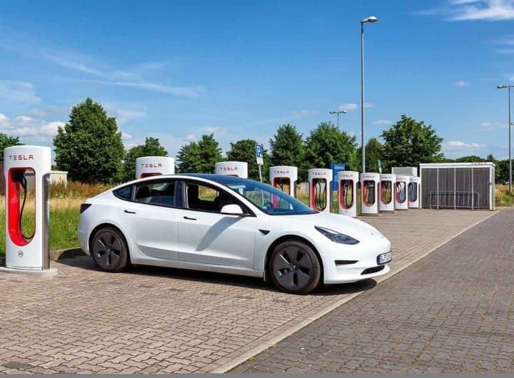 Per quanto tempo si può lasciare una Tesla parcheggiata senza caricarla?
