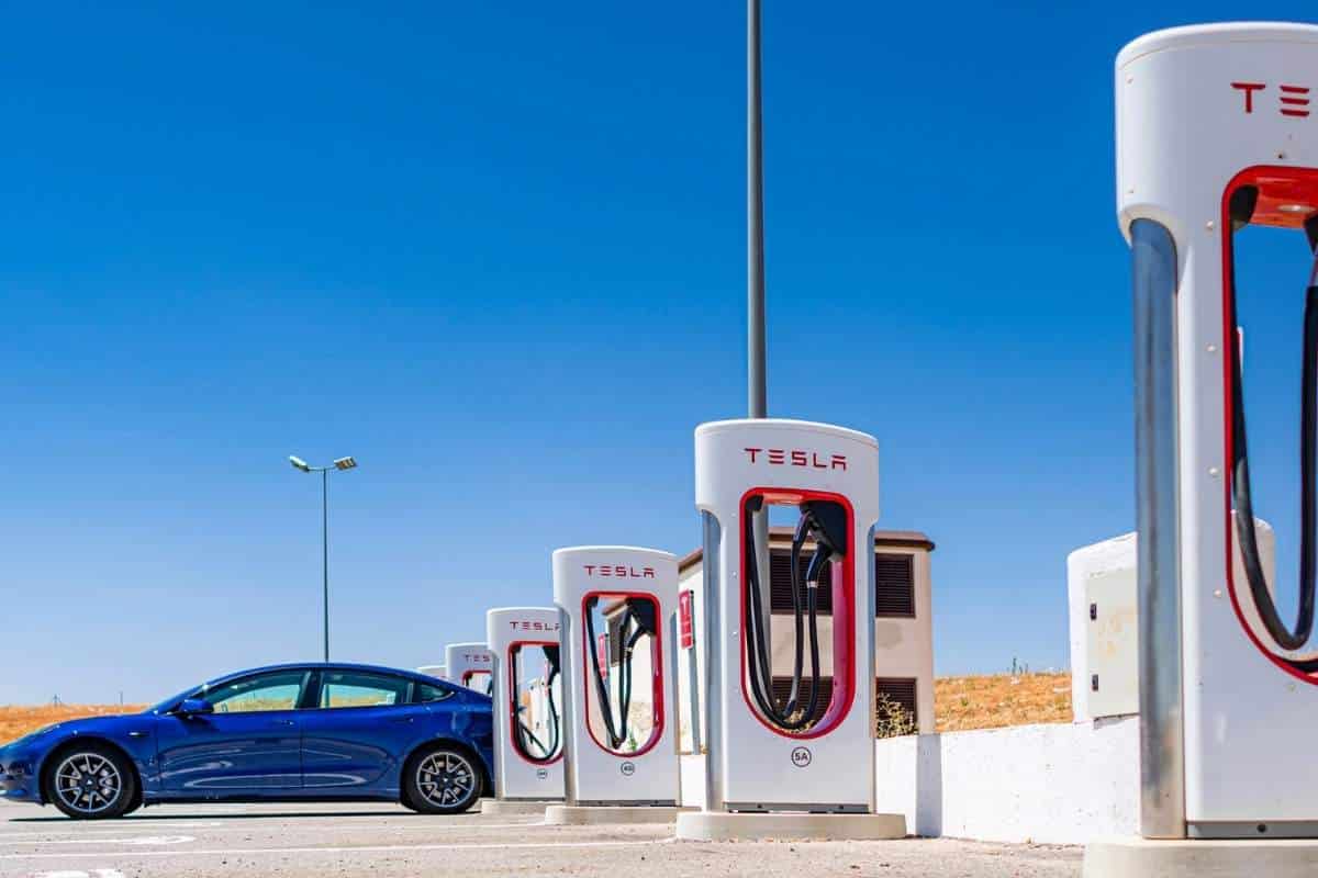Per quanto tempo si può lasciare una Tesla parcheggiata senza caricarla?