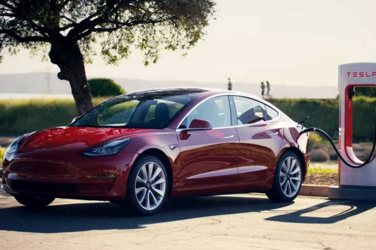 Per quanto tempo si può lasciare una Tesla parcheggiata senza caricarla?