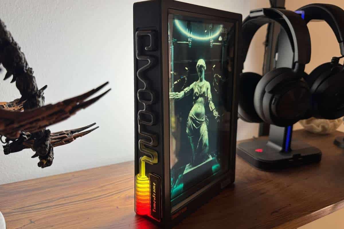 Recensione Divoom Times Frame: la cornice smart con display trasparente è il gadget definitivo per la scrivania