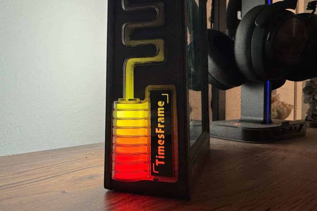 Recensione Divoom Times Frame: la cornice smart con display trasparente è il gadget definitivo per la scrivania