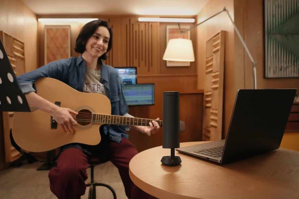Insta360 Wave: non un semplice speakerphone, ma un assistente AI per le riunioni