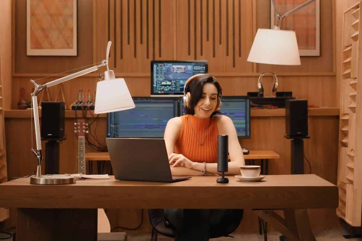 Insta360 Wave: non un semplice speakerphone, ma un assistente AI per le riunioni