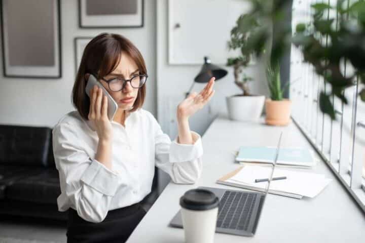 parlare al telefono