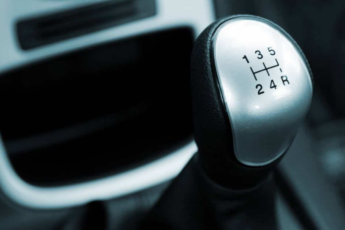 Cosa succede se metti la retromarcia mentre l'auto è in movimento?