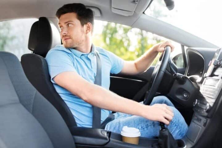 Cosa succede se metti la retromarcia mentre l'auto è in movimento?