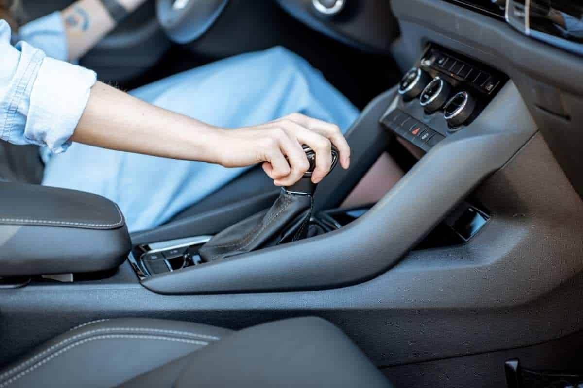 Cosa succede se metti la retromarcia mentre l'auto è in movimento?
