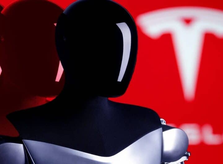 Robot Tesla Optimus: un tweet di Elon Musk smentisce un accordo da 10.000 unità