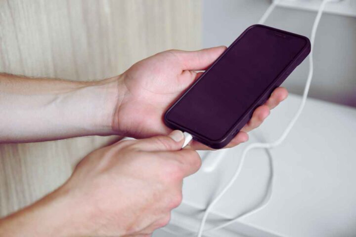 Caricare il cellulare di notte è più pericoloso di quanto immagini