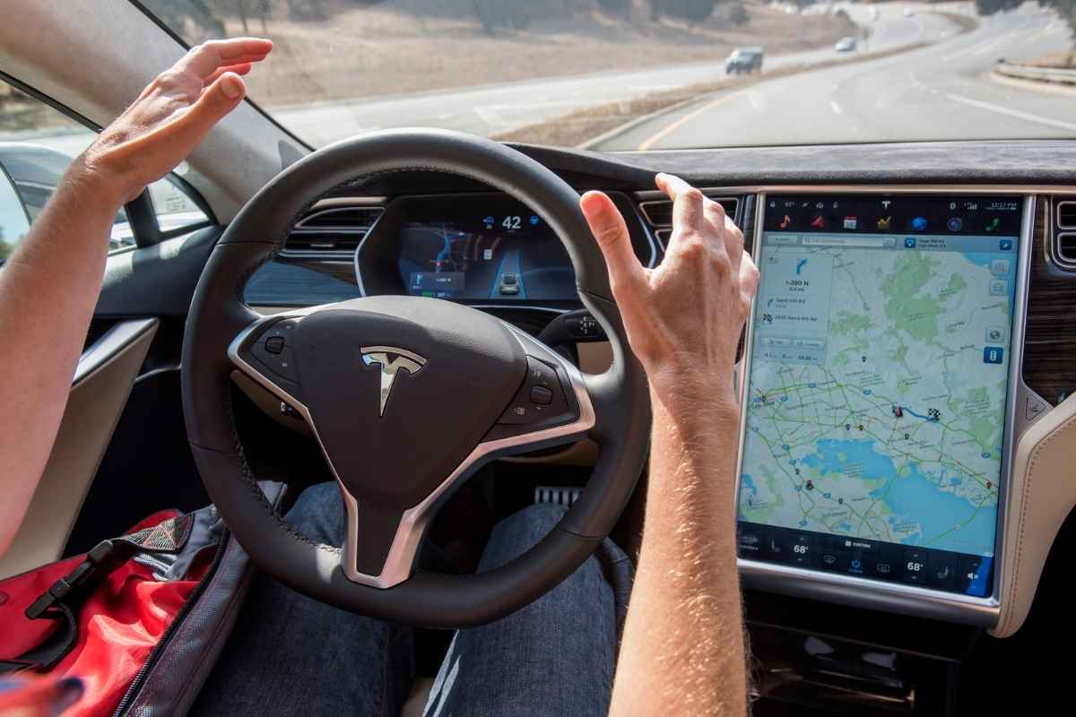 Guidare una Tesla per la prima volta: 5 cose da sapere prima di mettersi al volante
