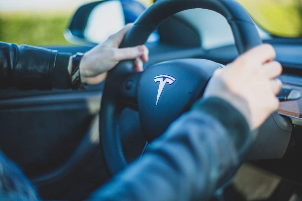 Guidare una Tesla per la prima volta: 5 cose da sapere prima di mettersi al volante