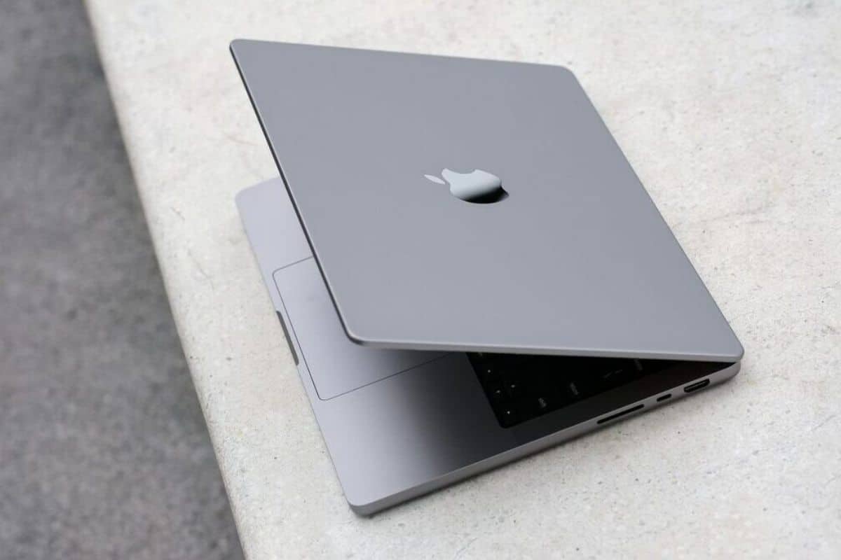Apple lancia il nuovo MacBook Pro 14" con il chip M5: l'intelligenza artificiale è la vera protagonista