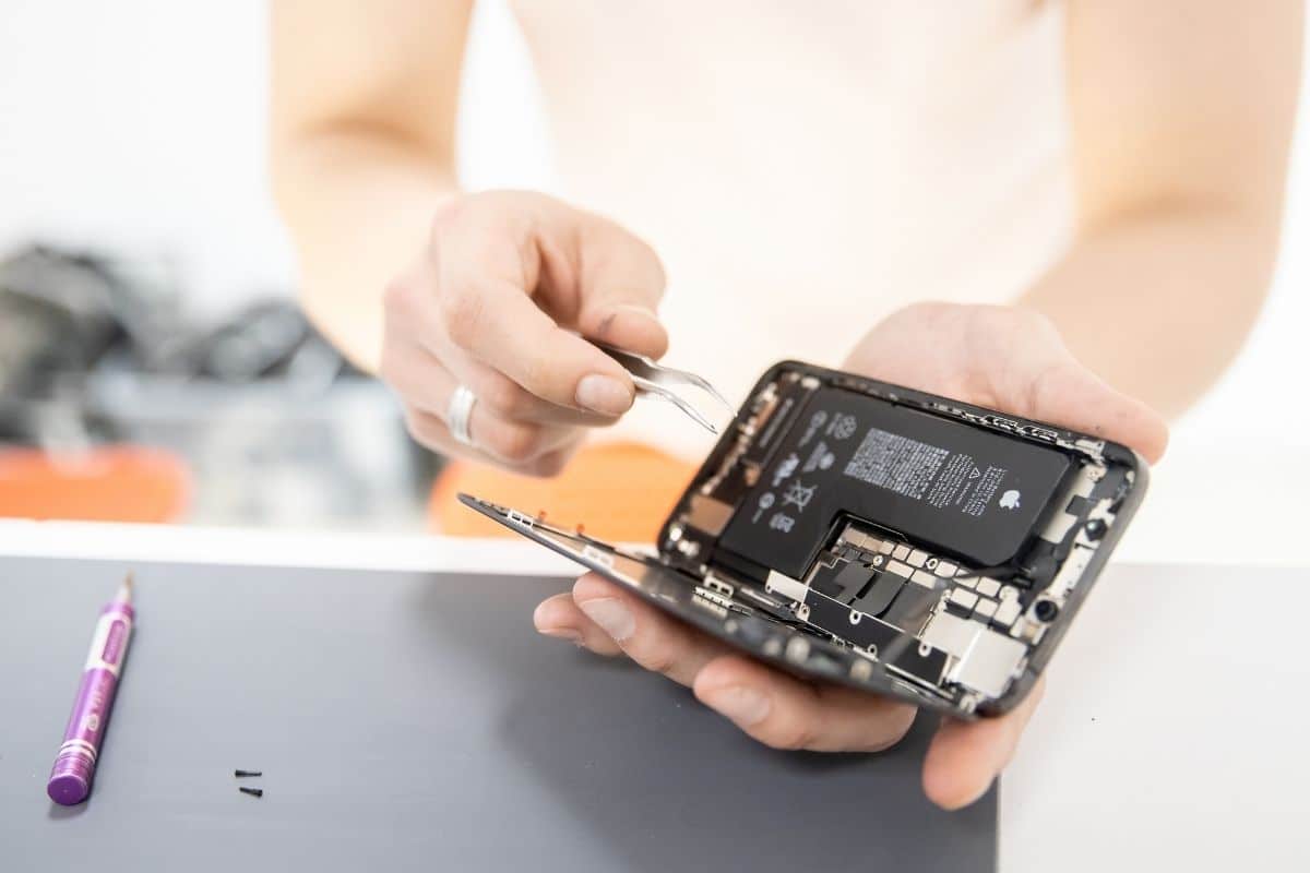 iPhone in laboratorio di riparazione