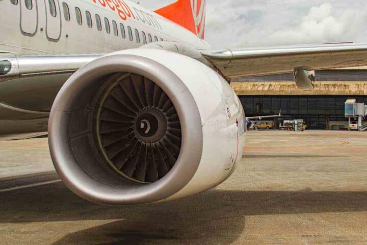 Il motore di un aereo può risucchiare una persona che passa vicino?