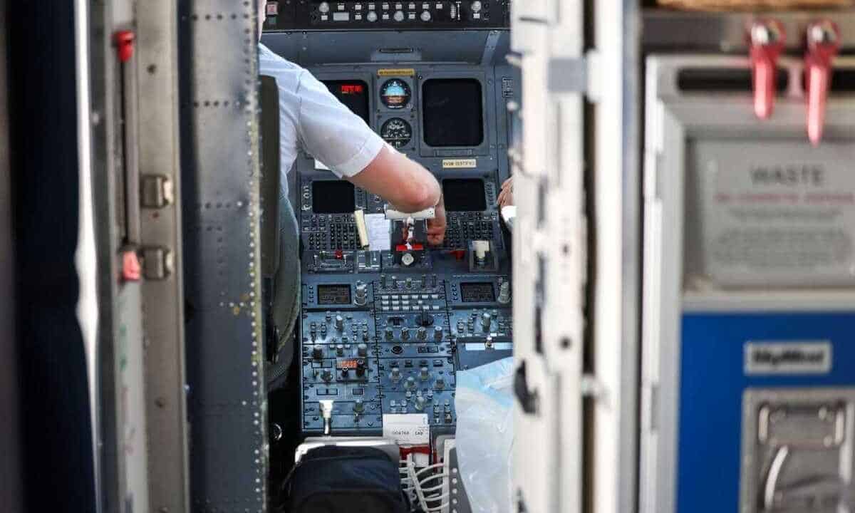 Perché i piloti lasciano la porta della cabina di pilotaggio aperta prima del decollo