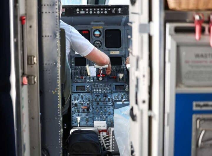 Perché i piloti lasciano la porta della cabina di pilotaggio aperta prima del decollo