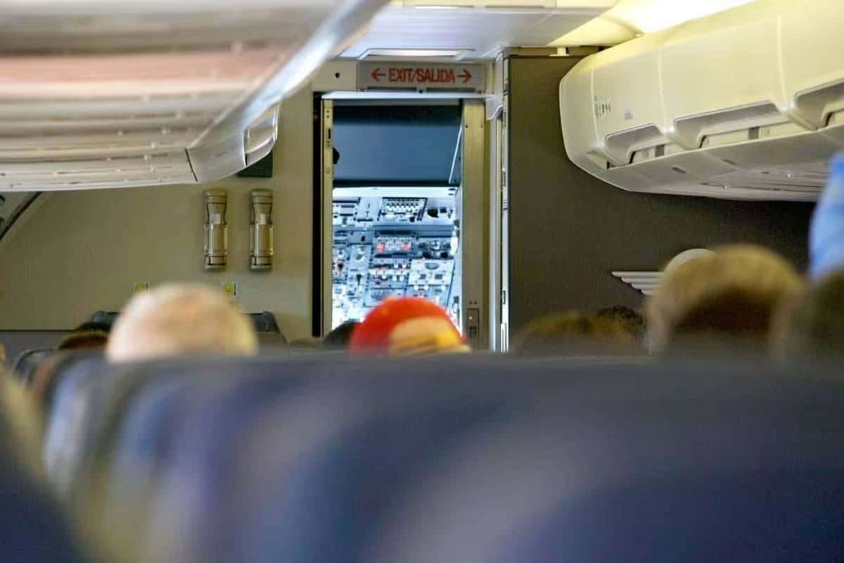 Perché i piloti lasciano la porta della cabina di pilotaggio aperta prima del decollo