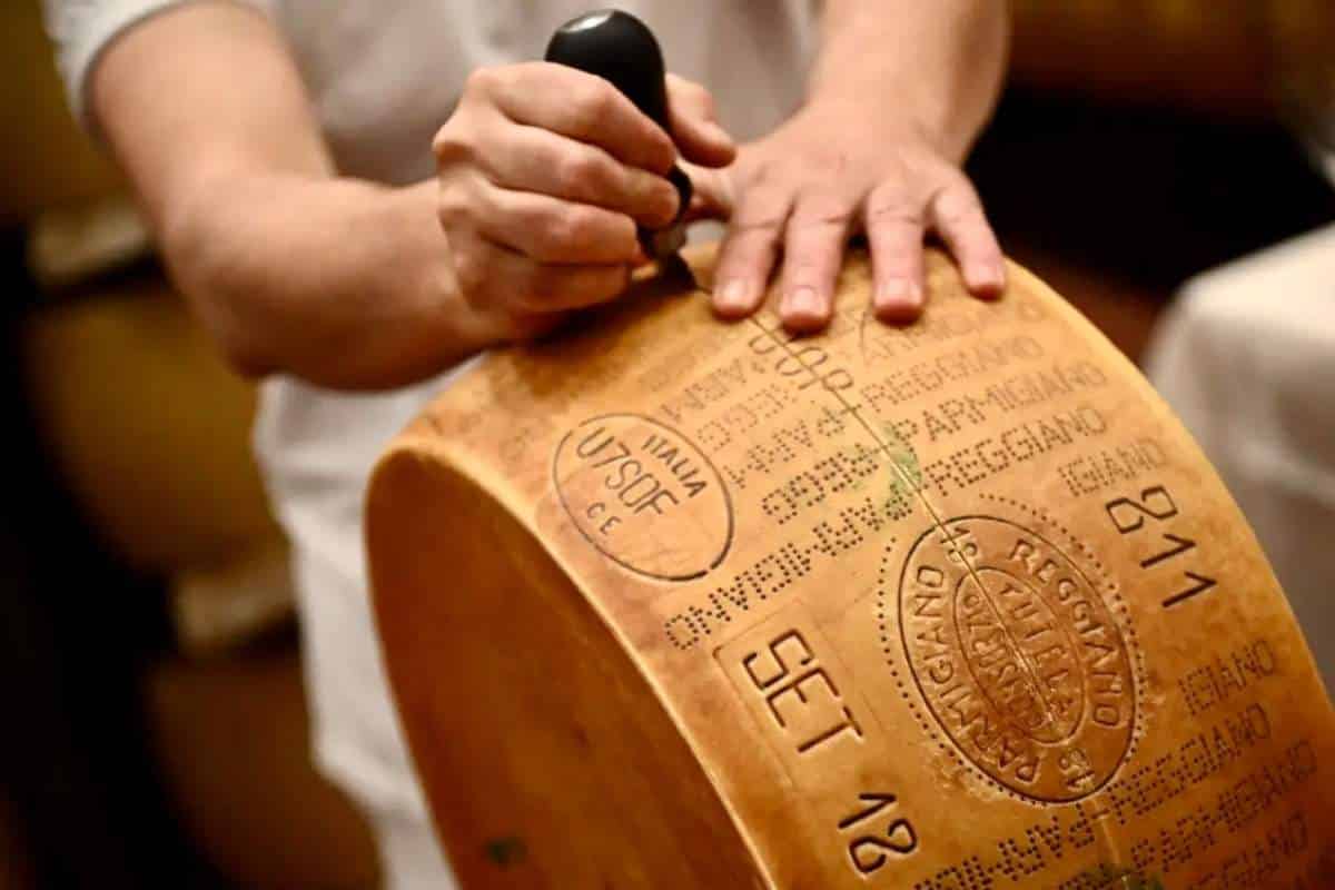Microchip commestibili nel Parmigiano Reggiano: ecco perché è una rivoluzione tecnologica