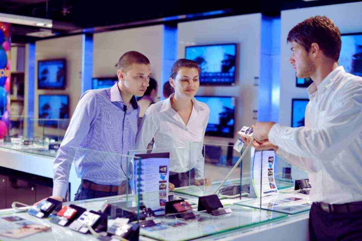 Fila alle casse di Eurospin, il dono di ottobre per i clienti è un prodotto tech assurdo ad appena 10 euro