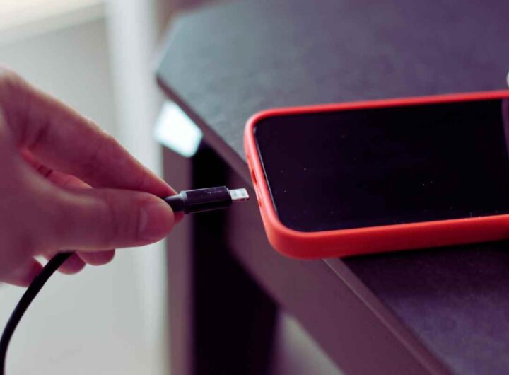 Caricare il telefono per ore di notte: i pericoli che nessuno sospetta