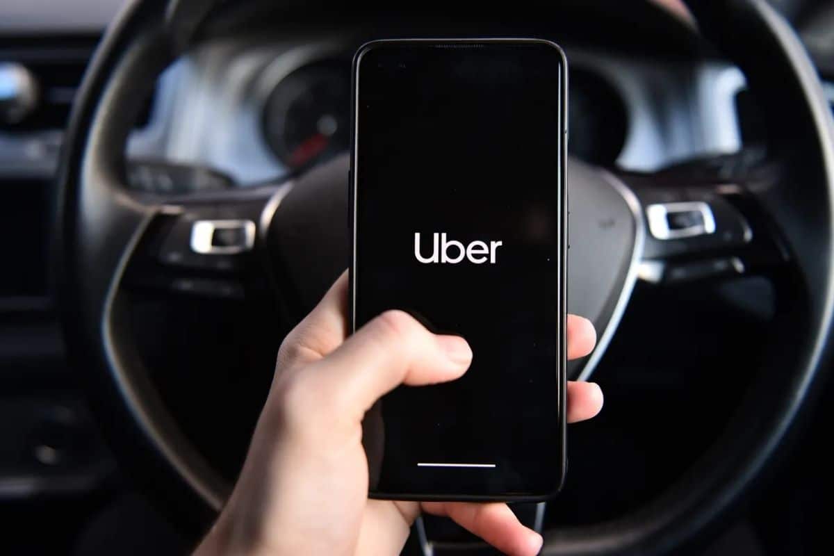 Uber, la nuova "opportunità" per gli autisti: addestrare l'IA per pochi centesimi