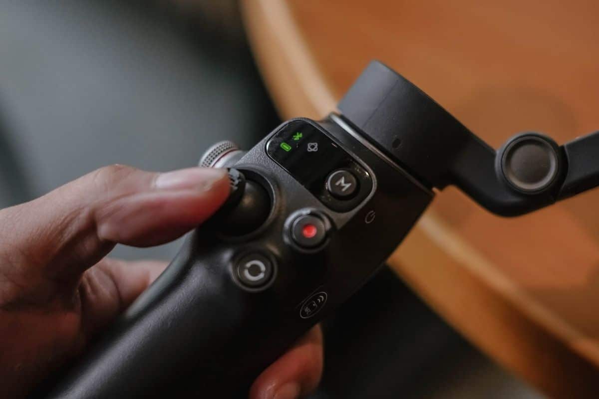 DJI Osmo Mobile 8 vs Insta360 Flow 2 Pro: la sfida per il miglior gimbal per smartphone