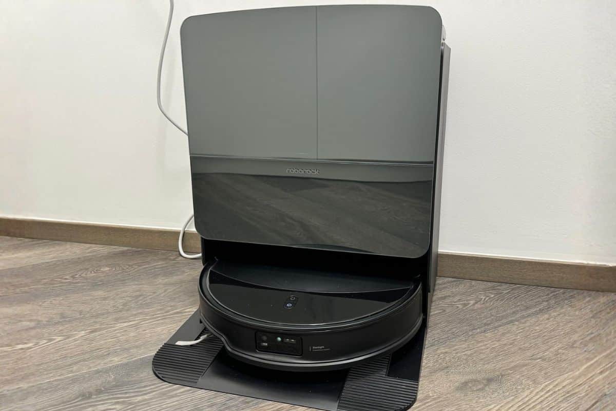 Saros 10R robot aspirapolvere base ricarica e autopulizia