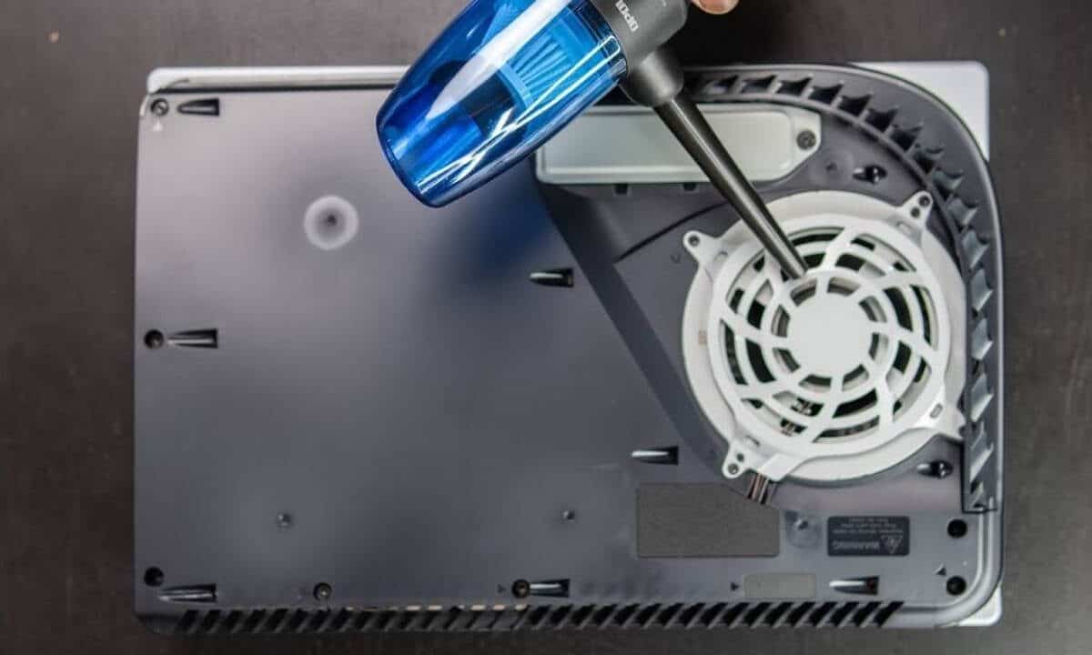 Con quale frequenza dovresti pulire la tua console? Ecco cosa sapere per evitare l'accumulo di polvere