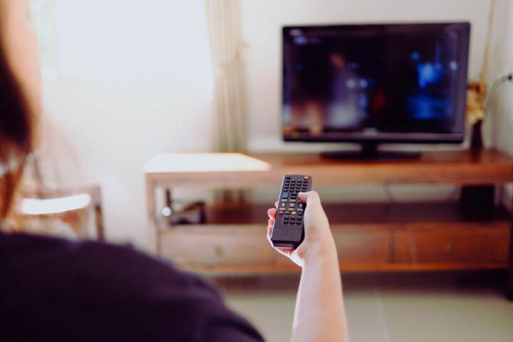 mettiti comodo e premi questi tasti sul telecomando