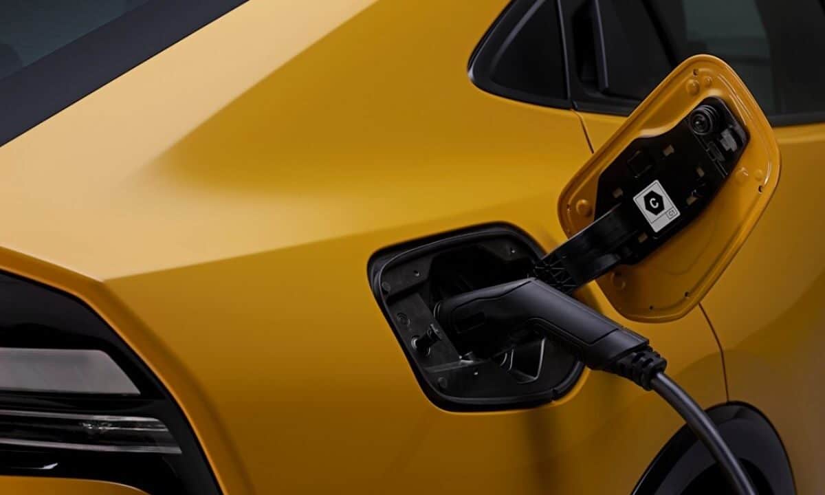 Ibridi plug-in: la promessa tradita? Uno studio rivela che inquinano quasi come le auto a benzina
