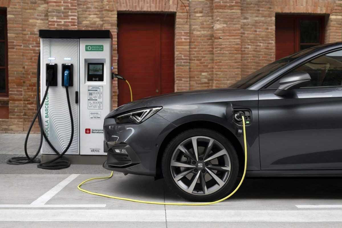 Ibridi plug-in: la promessa tradita? Uno studio rivela che inquinano quasi come le auto a benzina