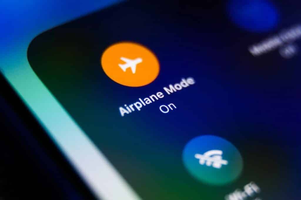 Cosa succede davvero se non metti il telefono in modalità aereo durante un volo?