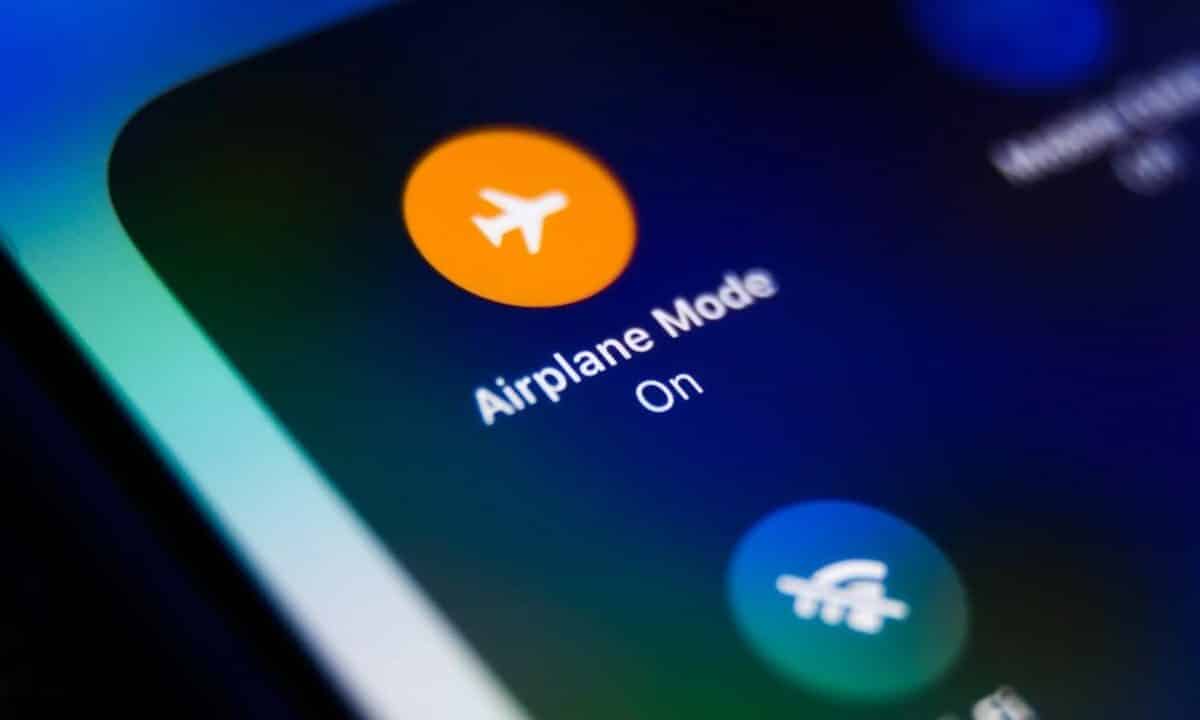 Cosa succede davvero se non metti il telefono in modalità aereo durante un volo?