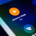 Cosa succede davvero se non metti il telefono in modalità aereo durante un volo?