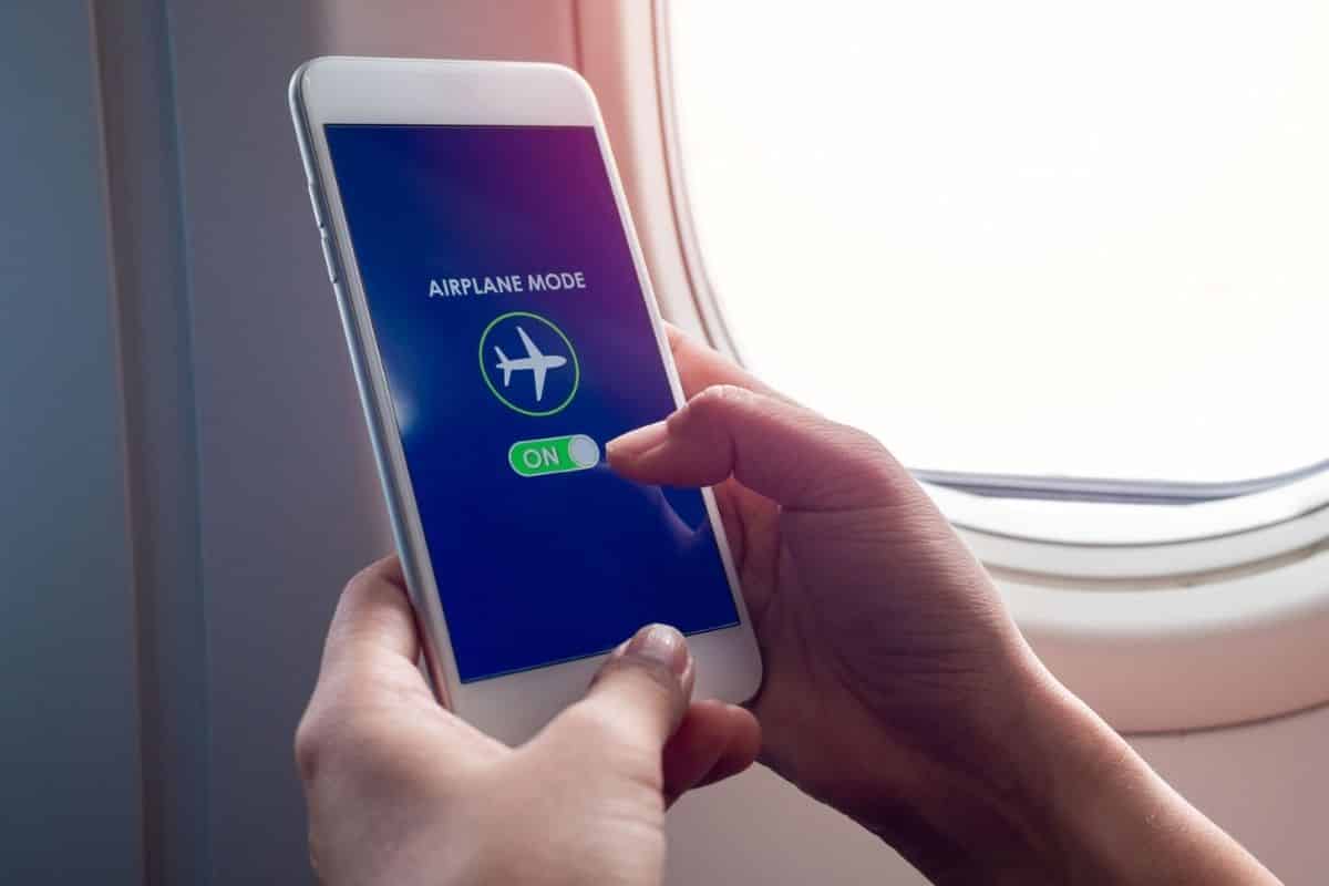 Cosa succede davvero se non metti il telefono in modalità aereo durante un volo?